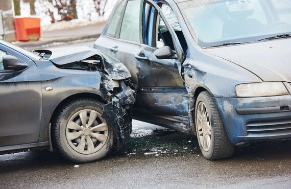 車の事故後のヘコミなどを安心見積もりで修理 | 葛飾区で車修理をするなら滝沢自動車