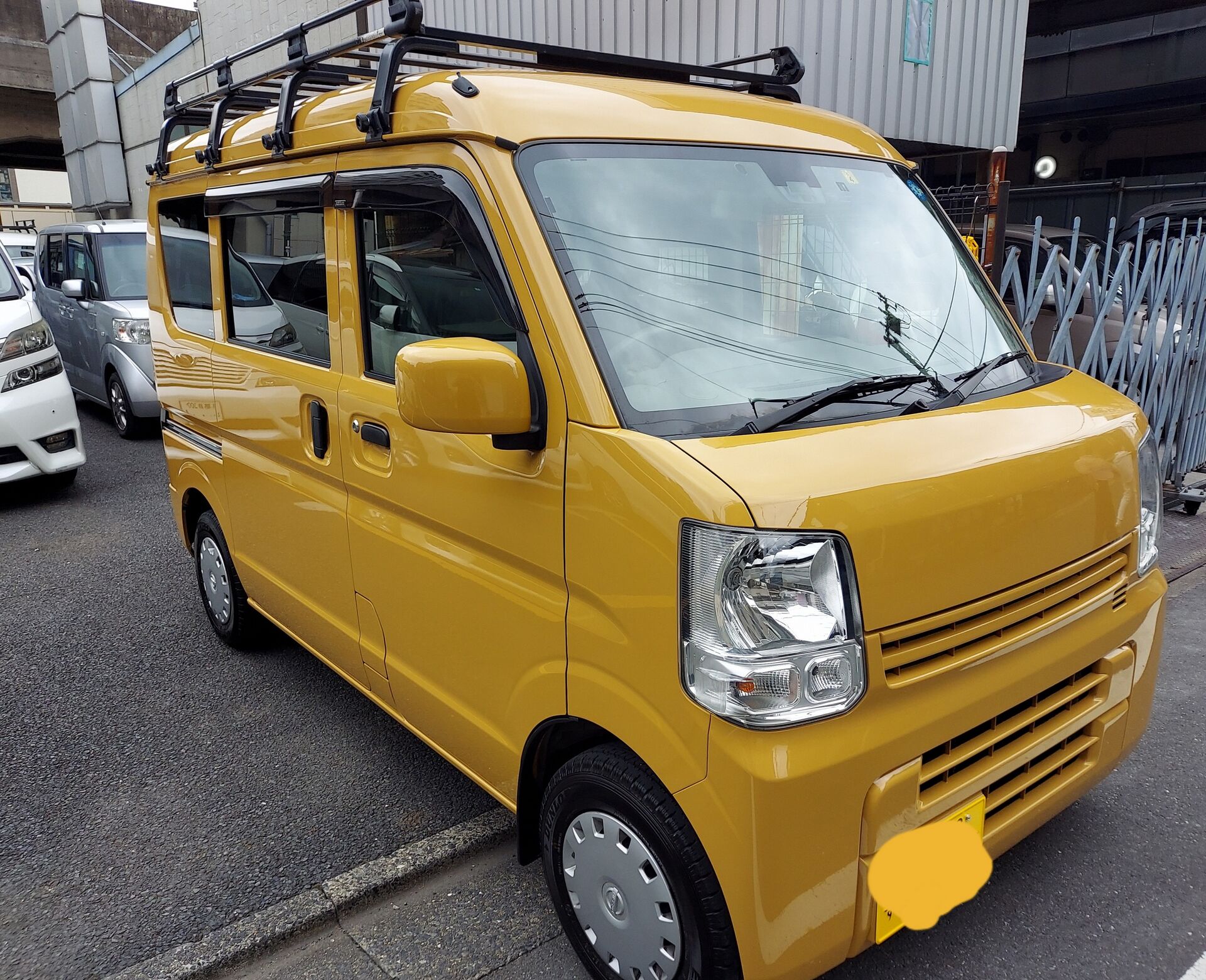 カーキ